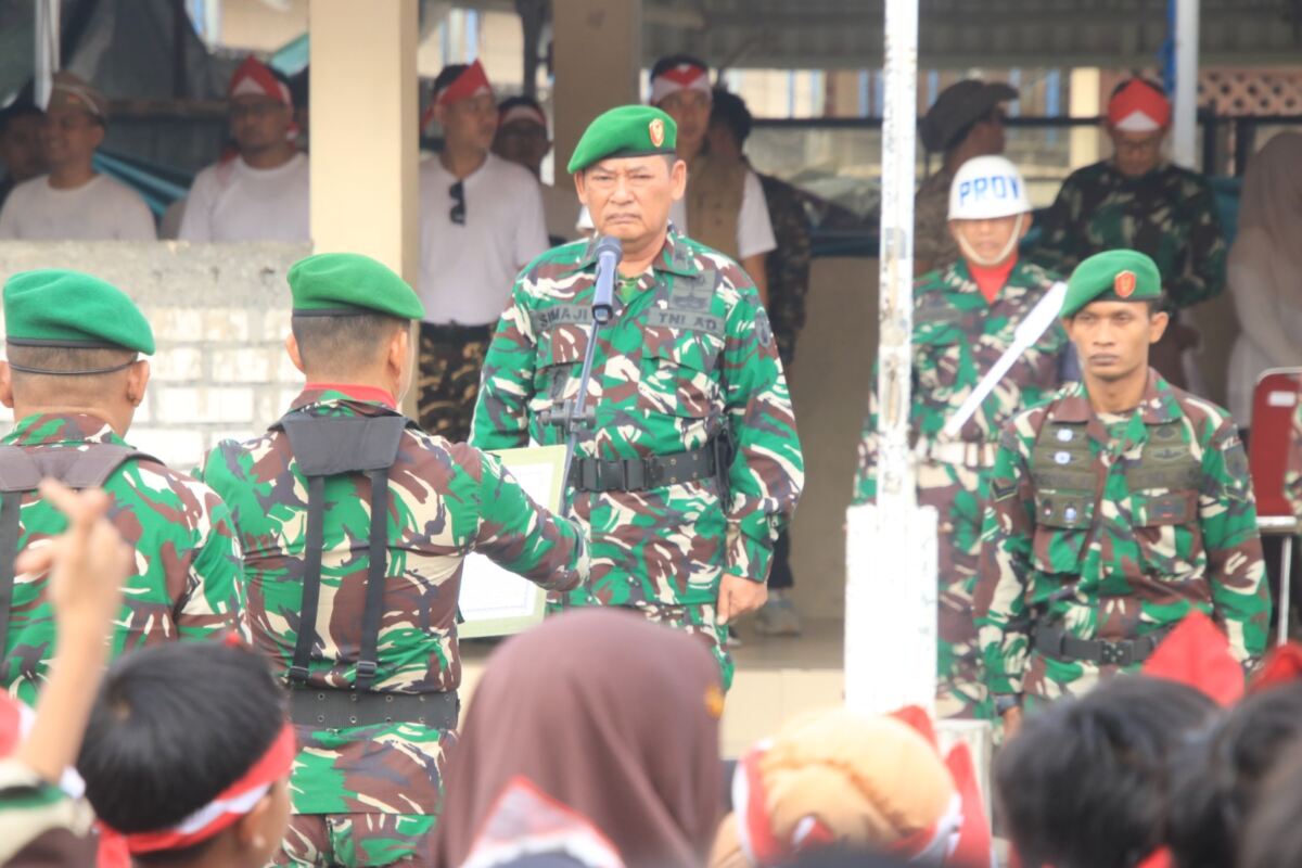 Tanamkan Semangat Kebangsaan, Kodim 0812/Lamongan Peringati Hari Pahlawan di MI Ma’arif NU Sunan Drajad.