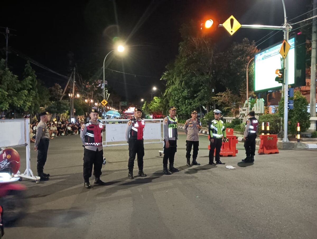 Pastikan Kondusif, Polres Lamongan Amankan Nobar Pegadaian Championship DELTRAS vs PERSELA di Simpang Empat Alun-alun.