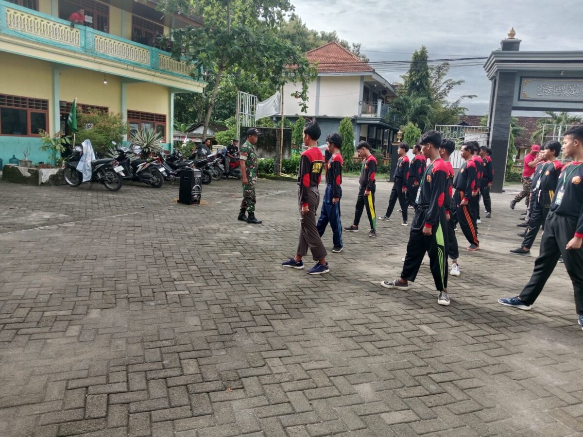 Babinsa Koramil 0812/13 Sugio Bentuk Karakter Disiplin Melalui Latihan PBB dan Wasbang Calon Banser