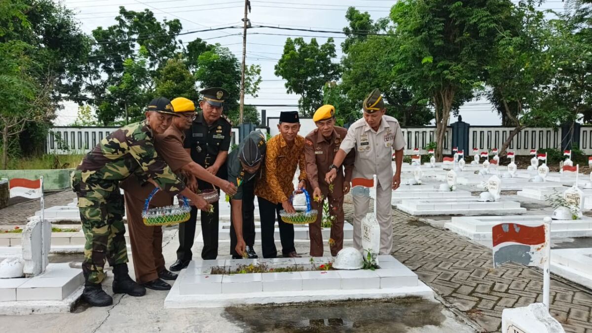 Kasdim 0812/Lamongan Hadiri Ziarah Rombongan HUT LVRI ke-69 dan PPM ke-45