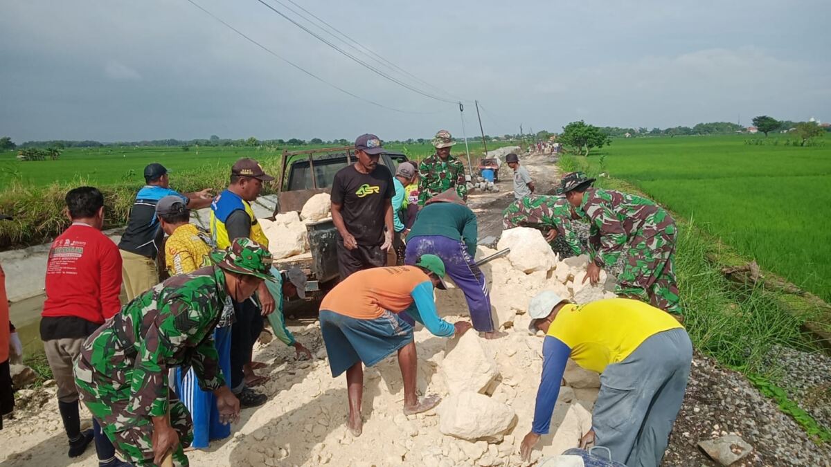 Bersinergi, Babinsa Koramil 0812/10 Babat Gotong Royong Benahi Jalan Tanggul Kali Patih yang Jebol