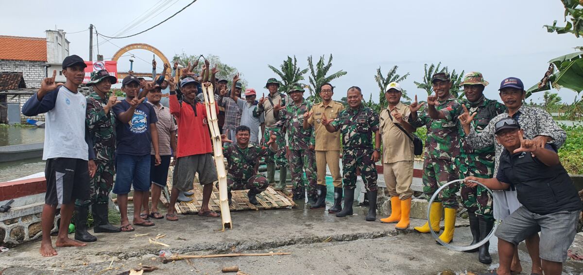 Respon Cepat Koramil 0812/20 Karangbinangun Bersama Warga Bangun Jembatan Darurat