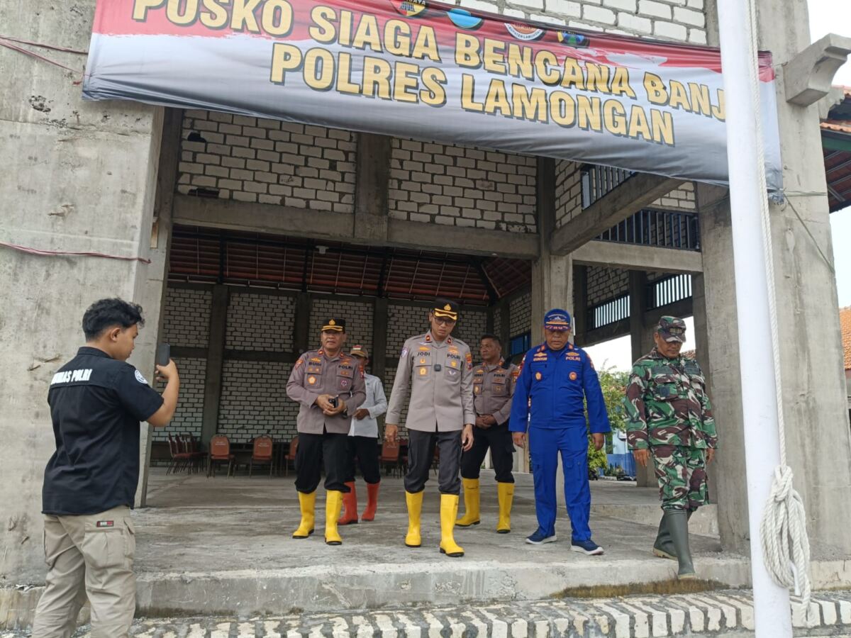 Wujud Kepedulian, Wakapolres Lamongan Tinjau Posko Siaga Banjir dan Lokasi Terdampak di Kalitengah
