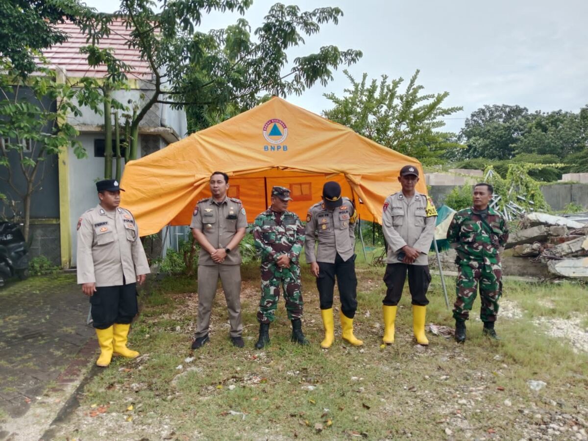 Sinergitas TNI Polri dan pemerintah Kecamatan Kalitengah Dalam Tanggap Darurat Banjir