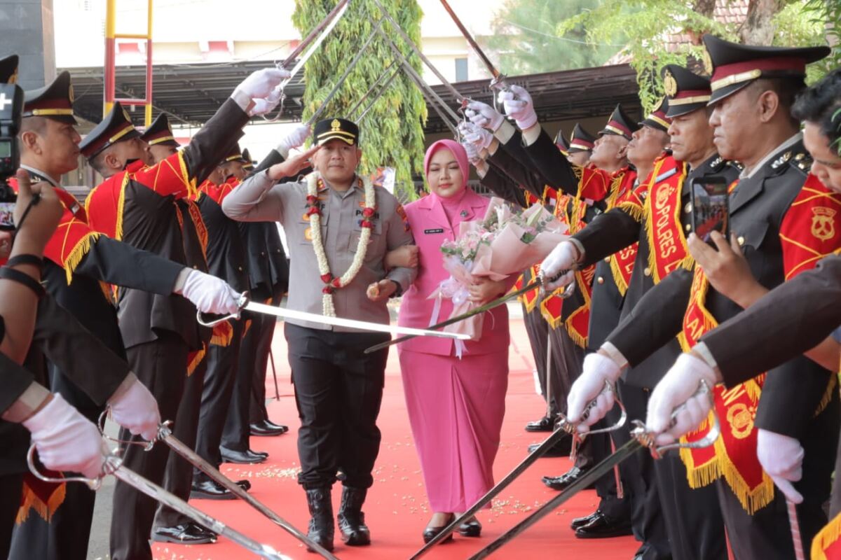Polres Lamongan Gelar Apel Penyambutan dan Pelepasan Kapolres Lamongan, AKBP Agus Dwi Suryanto Pamit, AKBP Arif Fazlurrahman Resmi Bertugas