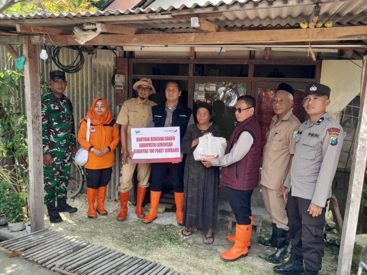 Babinsa Koramil 0812/03 Turi Dampingi Penyaluran Bantuan Sembako untuk Warga Terdampak Banjir