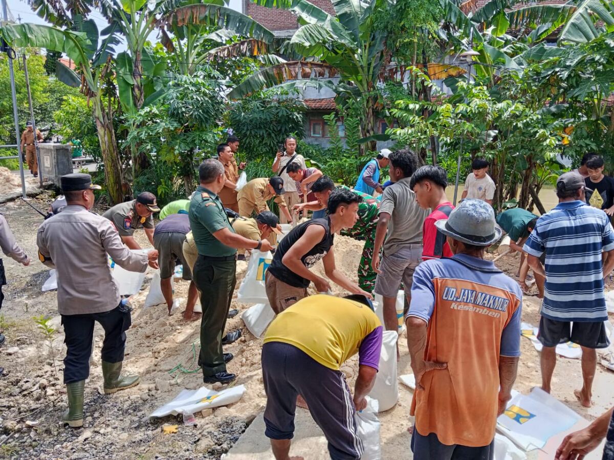 Koramil 0812/10 Babat Bersinergi Bersama Warga Gelar Karya Bhakti Tanggulangi Luapan Kali Moropelang