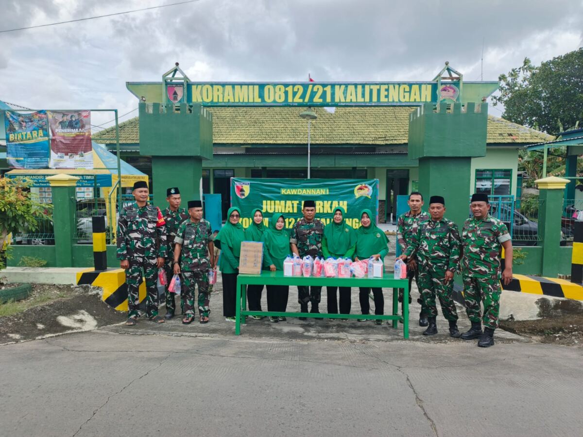 Koramil 0812/21 Kalitengah Gelar Aksi Jumat Berkah berbagi Kepada Sesama.