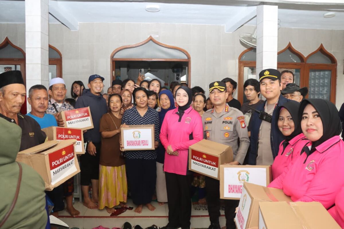 Wujud Kepedulian, Kapolres Metro Tangerang Kota Tinjau Sejumlah Posko Pengungsian Korban Banjir