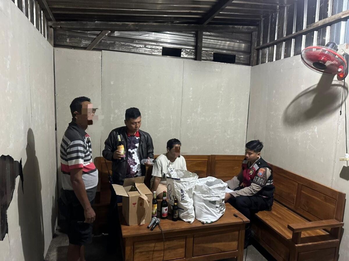 Sat Samapta Polres Lamongan Laksanakan Patroli Pengendalian dan Pengawasan Peredaran Minuman Beralkohol, Sita Puluhan Botol Miras