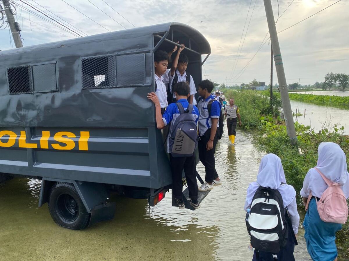 Wujud Kesiapsiagaan, Polres Lamongan Jemput dan Antar Pelajar Terdampak Banjir