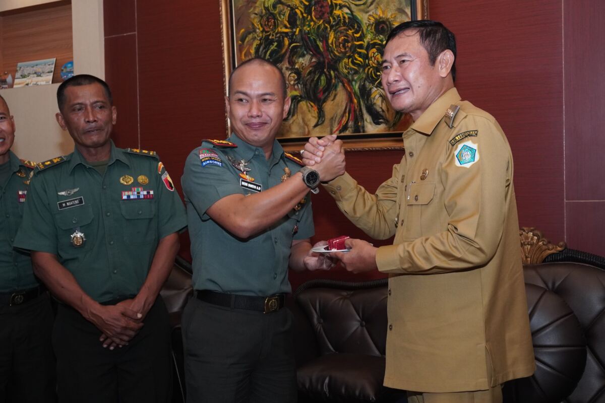 Wujud Sinergi TNI dan pemerintah Daerah Kab Lamongan, Dandim Lamongan Beri Kejutan Ulang Tahun untuk Bupati Lamongan.