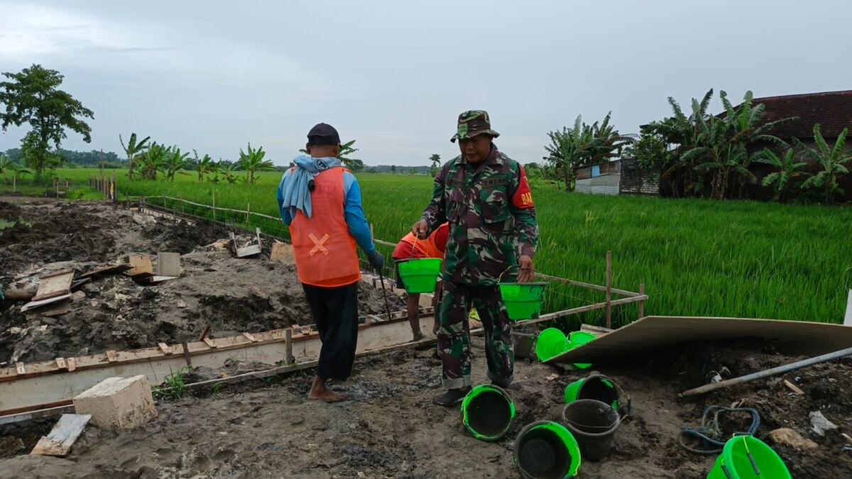 Babinsa Tikung Turun Tangan Bantu Pengecoran Koperasi Desa Bakalanpule Upaya Dukung Program Pemerintah.