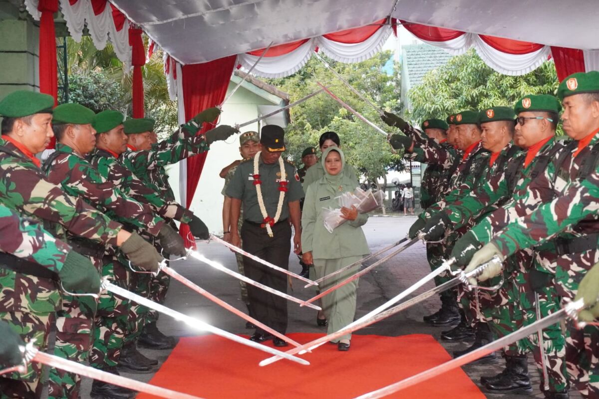 Dandim 0812/Lamongan Pimpin Upacara Tradisi Pelepasan Kepala Staf Kodim Mayor Arh Moh. Ngateno