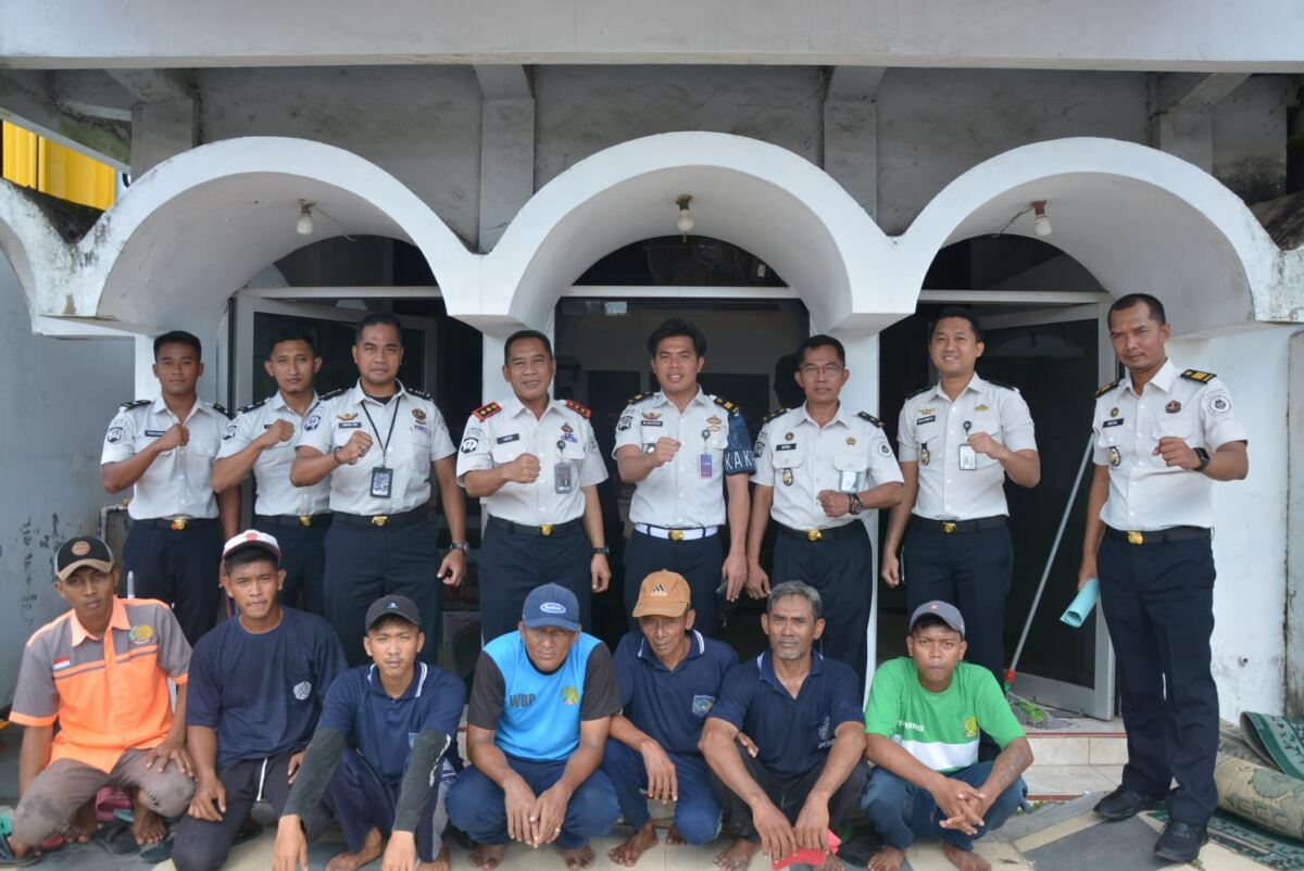 Ciptakan Lingkungan Bersih, Lapas Lamongan Gelar Kerja Bakti Bersih-Bersih Mushola.