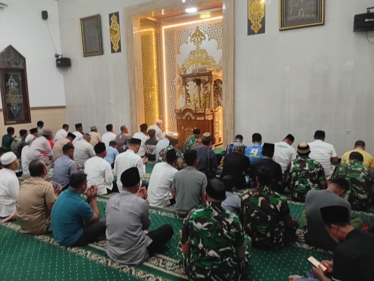 Tingkatkan Kualitas Iman dan Taqwa, Kodim 0812/Lamongan Gelar Salat Tarawih Berjamaah di Masjid Al-Arif