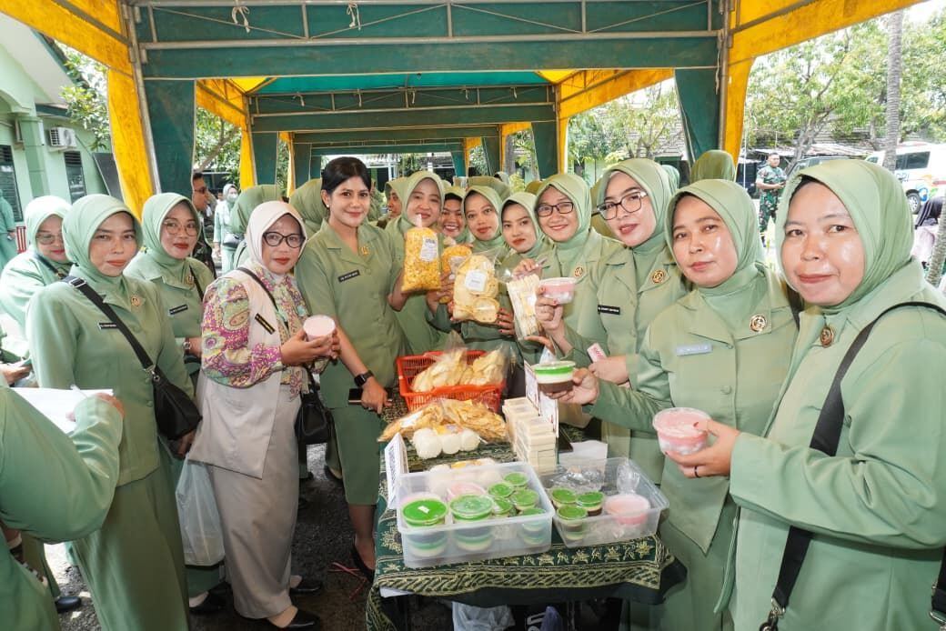 Jelang Buka Puasa, Persit KCK Cabang XXVII Kodim 0812 Lamongan Gelar Pertemuan Rutin Sekaligus Bazar UMKM.