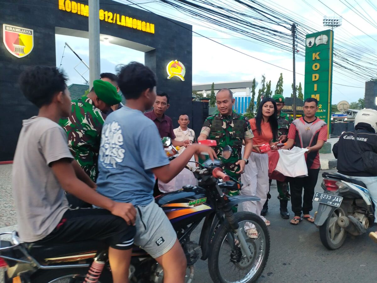 Dandim 0812/Lamongan Beserta Ketua Persit Bagikan Takjil Gratis di Depan Makodim
