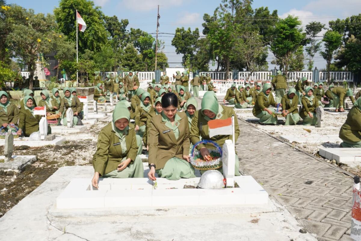 Peringati HUT ke-80, Persit KCK Cabang XXVII Dim 0812 Ziarah ke TMP Kusuma Negara