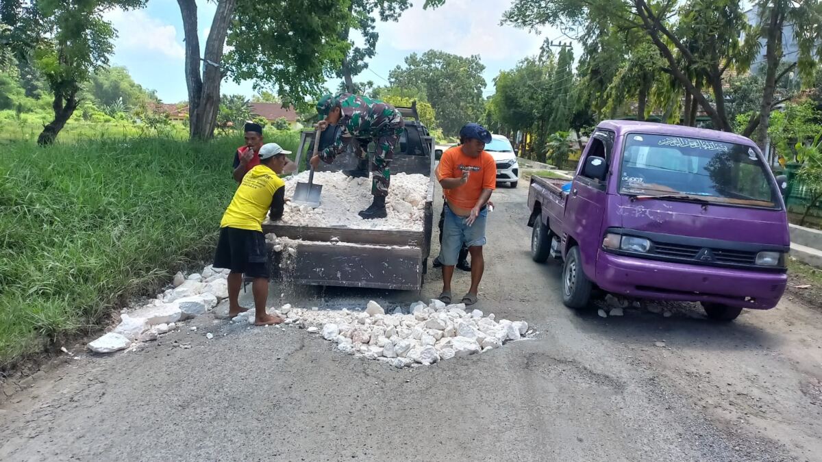Babinsa Koramil 0812/19 Laren Perbaiki Jalan Berlubang Demi Keselamatan Warga