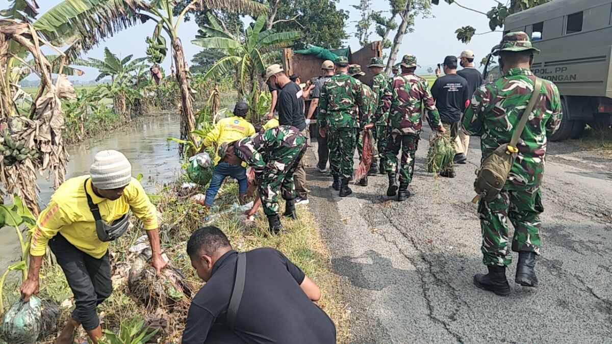 Kolaborasi Koramil 0812/11 Kedungpring dan Dinas Terkait Bersihkan Sampah Liar di Jalan Tlanak–Nguwok