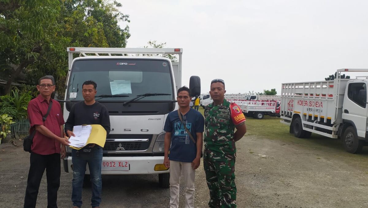 Babinsa Kodim 0812 Lamongan Kawal Ketat Distribusi Logistik 42 Truk Fuso ke KDKMP