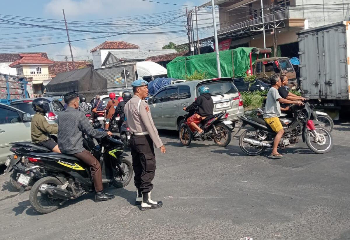 Sigap! Polsek Babat Urai Kemacetan Akibat Kecelakaan di Perbatasan Tuban