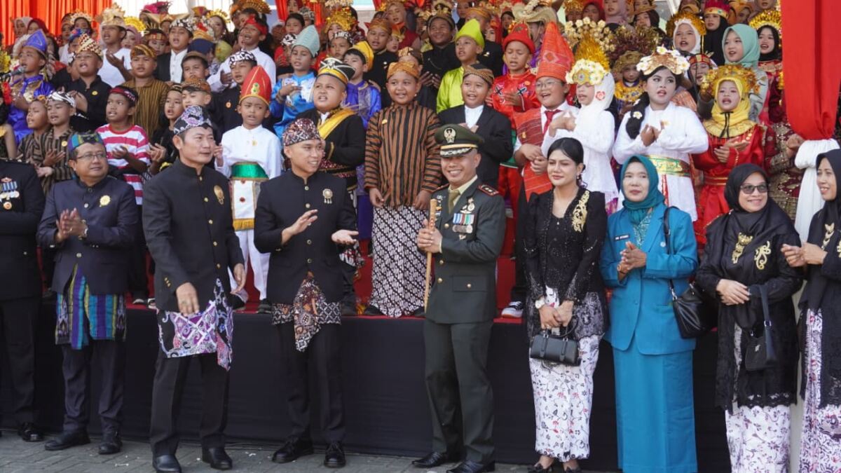 Dandim 0812 dan Ketua Persit KCK Hadiri Upacara Hardiknas Lamongan