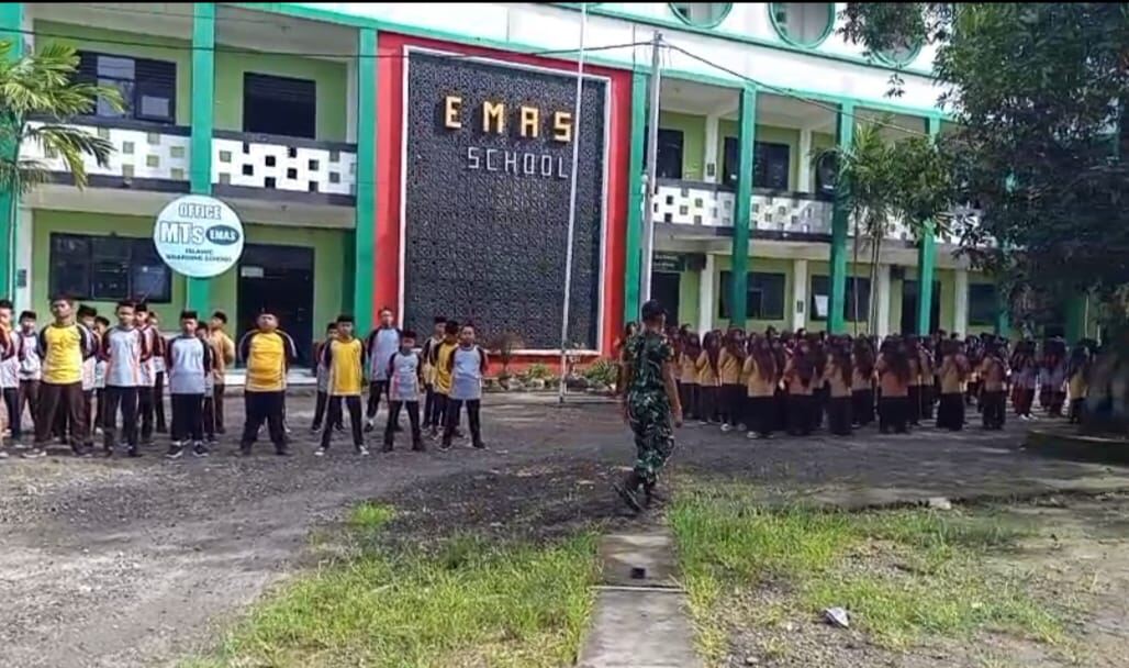 Tumbuhkan Disiplin dan Jiwa Nasionalisme, Babinsa Mantup Latih PBB Siswa SMA EMAS Boarding School