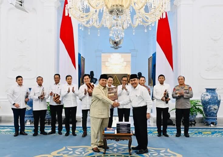 Presiden Prabowo Terima 10 Buku Reformasi Polri, Penguatan Kompolnas Jadi Sorotan