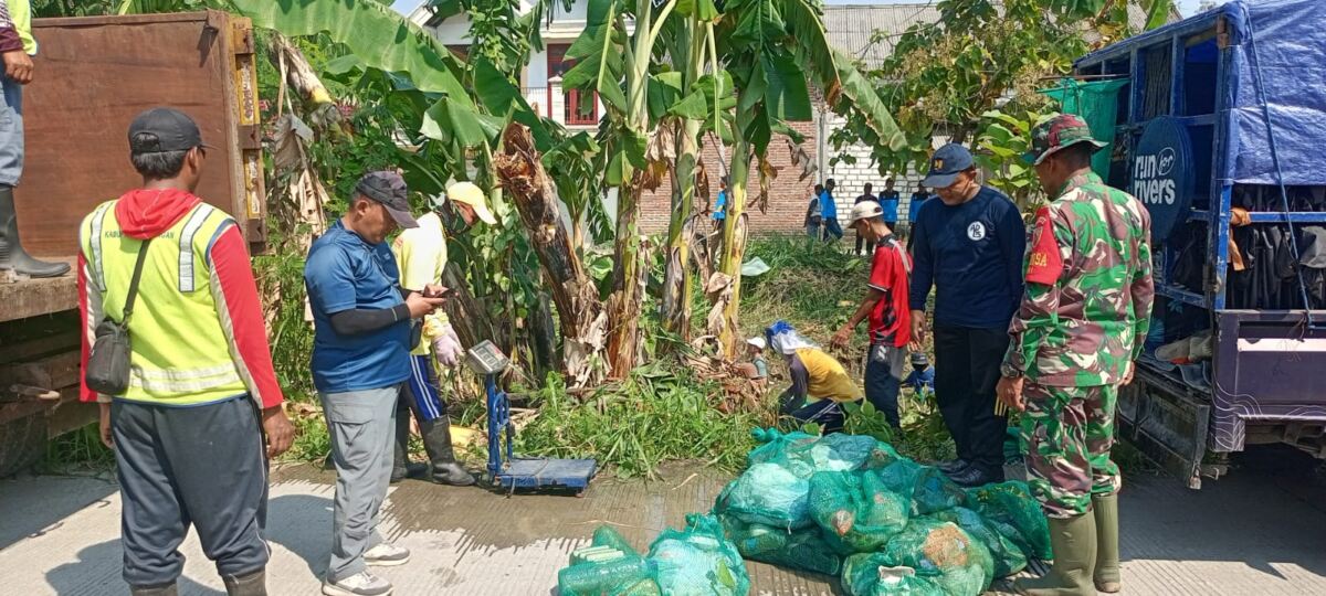 Koramil 0812/03 Turi Bersama Warga Balun Gelar Aksi Tanam Pohon dan Bersih Sungai