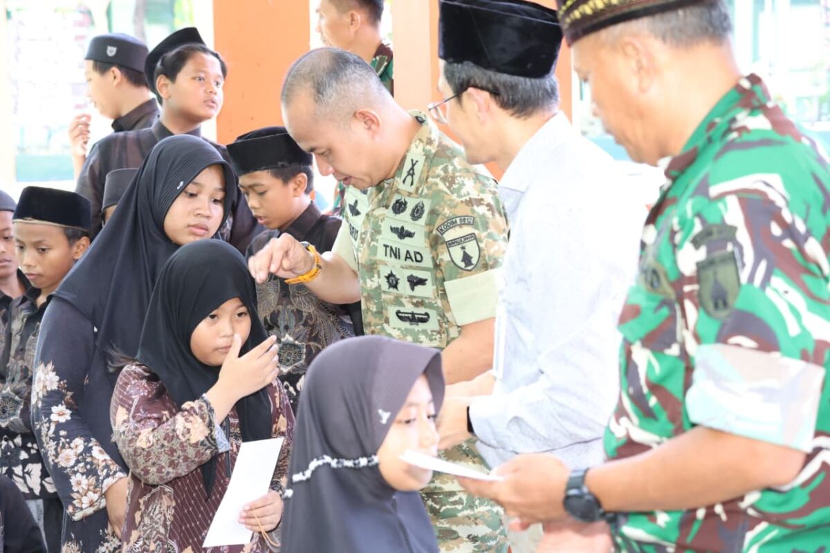Tebar Kepedulian di Jumat Berkah, Kodim 0812 Lamongan Santuni Anak Yatim dan Tukang Becak