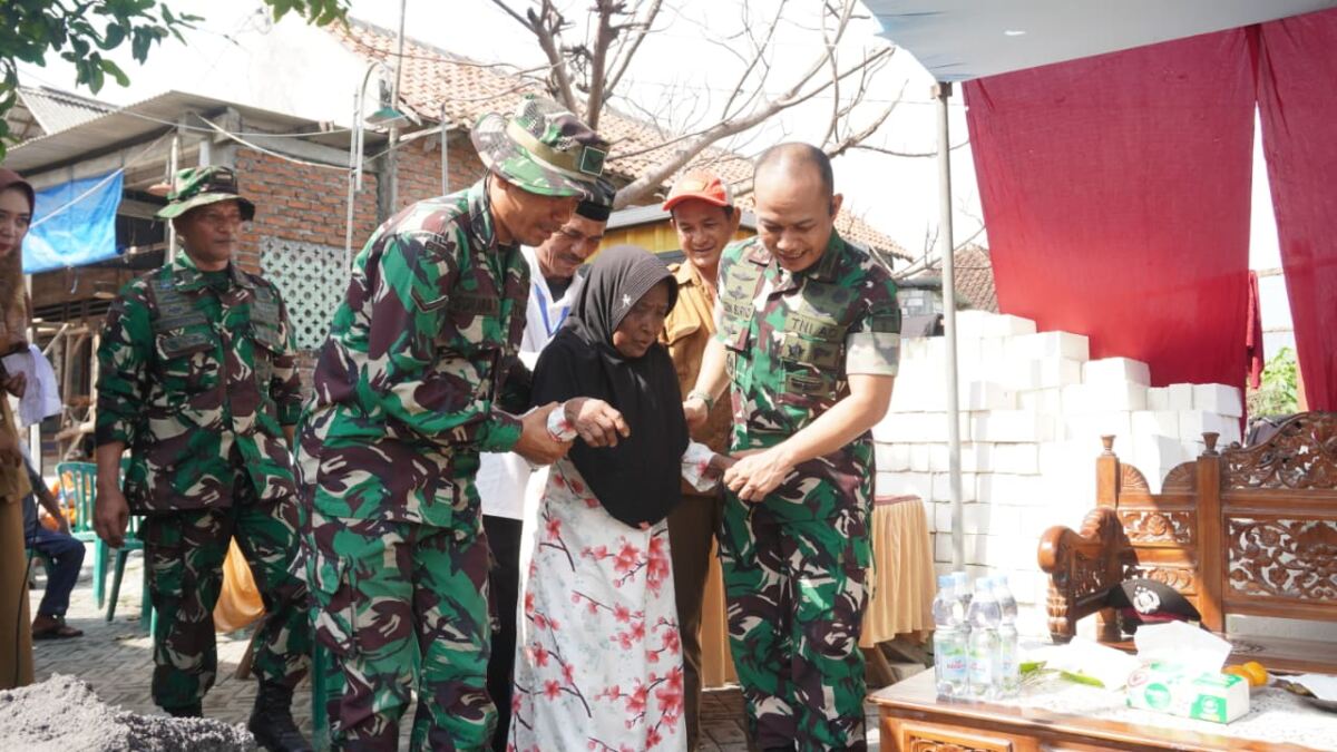 Haru dan Bahagia Warnai Peletakan Batu Pertama RTLH Ibu Maryam oleh Dandim 0812 Lamongan