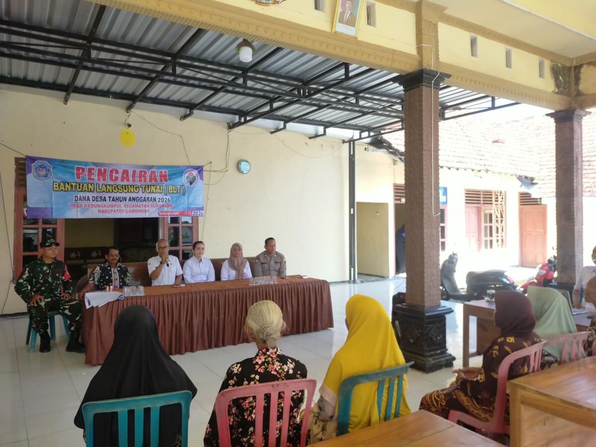 Babinsa Bersama Muspika Sukorame Kawal Pembagian BLT DD di Desa Kedungkumpul