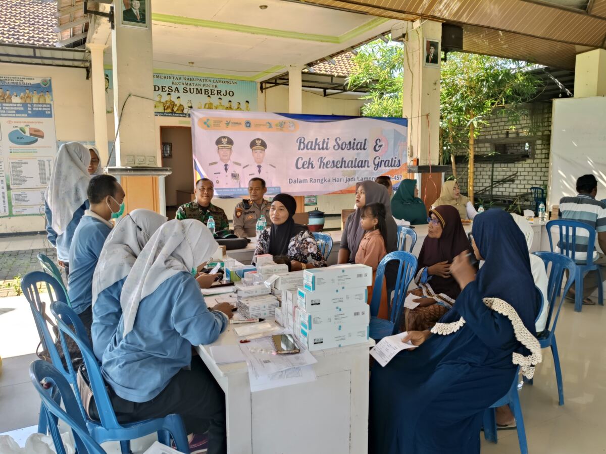 Peduli Kesehatan Warga, Bati Tuud Koramil 0812/26 Pucuk Hadiri Baksos di Desa Sumberjo
