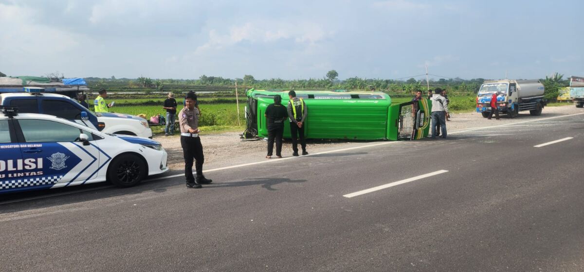 Kecelakaan di JLU Deket, Polres Lamongan Evakuasi Enam Penumpang Elf yang Terluka