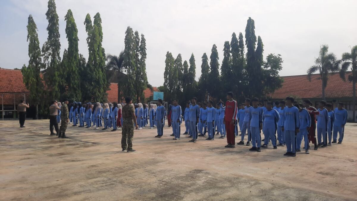 Babinsa Koramil 0812/05 Latih PBB dan Wasbang untuk Tingkatkan Karakter Pelajar SMAN 1 Kembangbahu