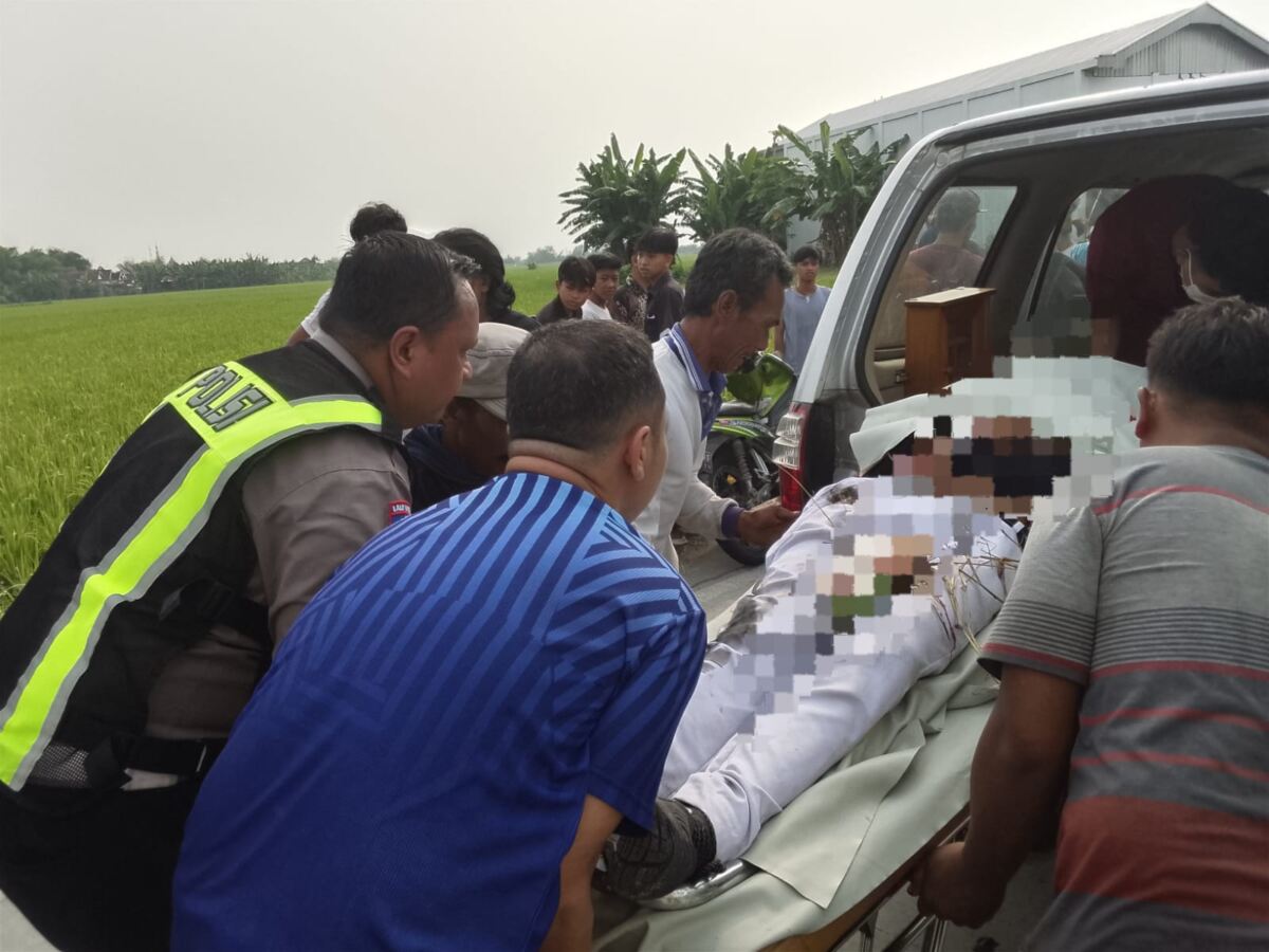 Gerak Cepat, Polres Lamongan Evakuasi Korban Lakalantas di Sukodadi