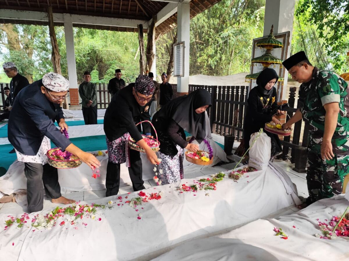 Peringati Hari Jadi Lamongan ke-457, Koramil Maduran, Karangbinangun, dan Turi Dampingi Ziarah Tabur Bunga di Makam Leluhur.