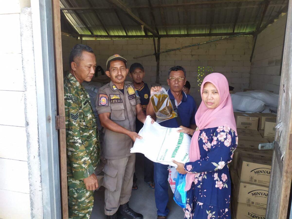 Babinsa Koramil 0812/15 Karanggeneng Turun Langsung Awasi Penyaluran Bantuan Pangan di Banjarmadu