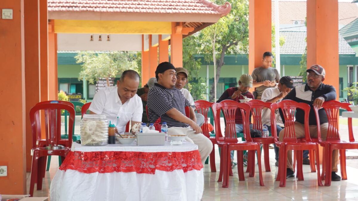 Jumat Berkah Penuh Kepedulian, Dandim 0812/Lamongan Santuni Abang Becak dan Pedagang Asongan